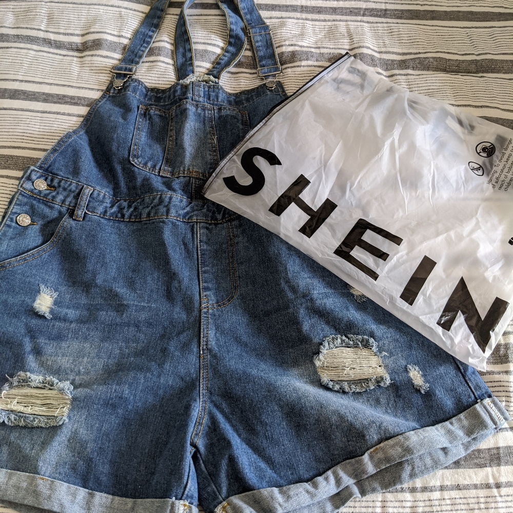 NWT-Shein Size 2X (16)Denim Washed Overall Shorts